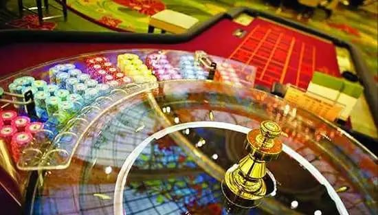 888slot apk ငါးပစ်ဂိမ်း တွင် ပင်လယ်ငါးကြီးများကို ပစ်ချနေသော မြင်ကွင်း